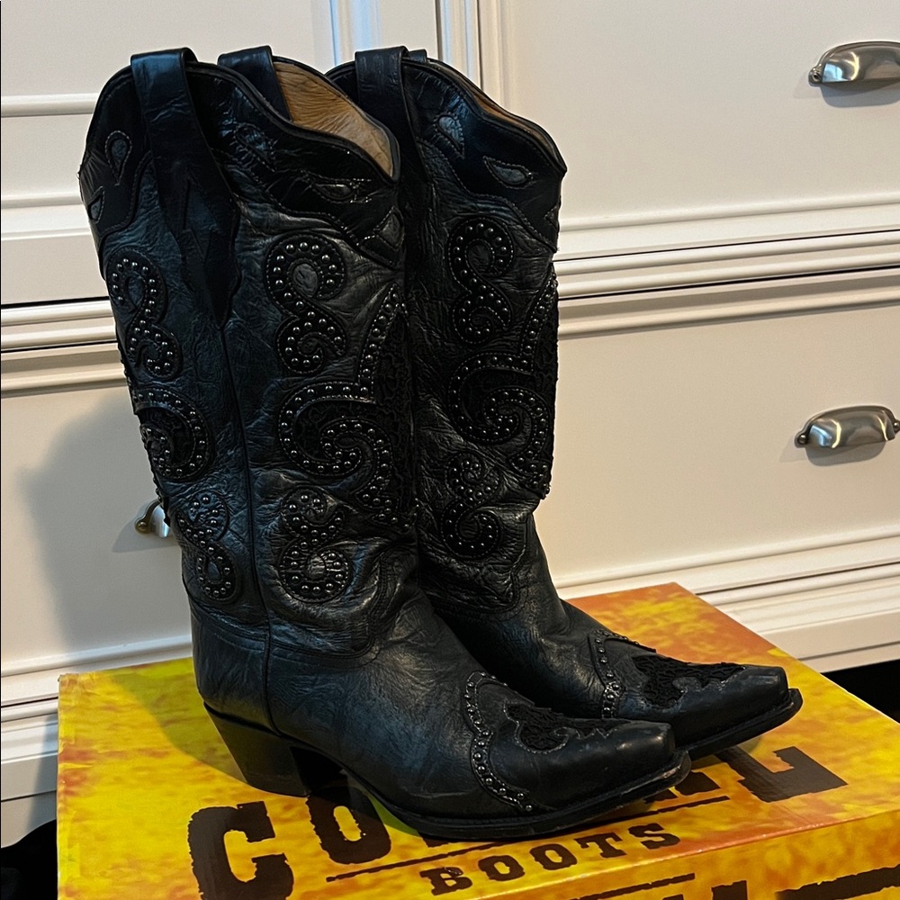 Corral Women's Black Embroidered Heeled Boots